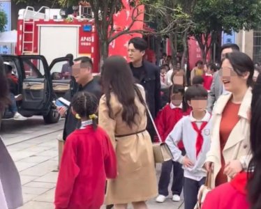 ​靳东拍戏现场曝光，弯腰牵俩小朋友太亲切，低头与孩子交谈没架子