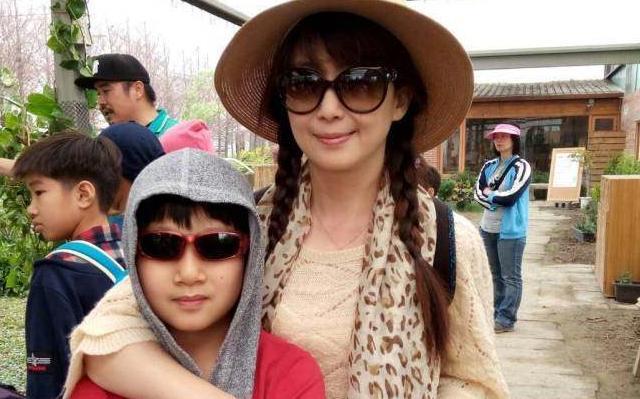 因一首歌一夜走红，嫁圈外富豪老公9年离婚，11岁儿子基因好