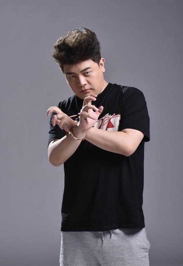虎牙Godlie将上线，各主播照片流出，JY戴士这次有脖子了