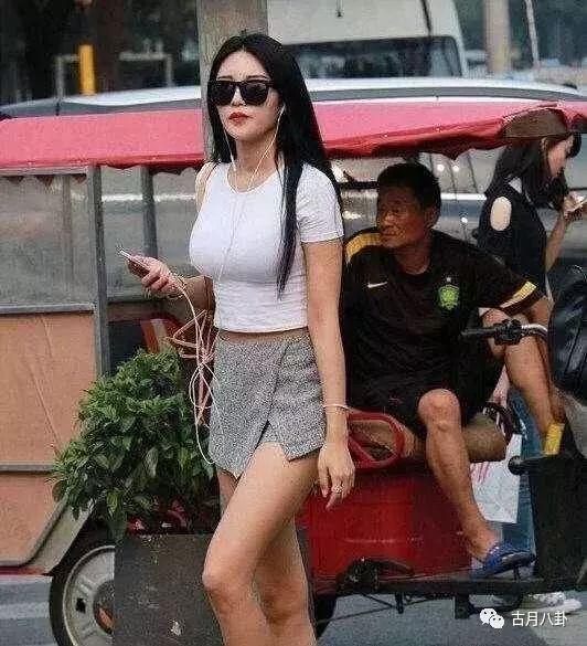 性感丰满的少妇，白色T恤都快撑破了，屁股上的大花蝴蝶