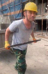 ​“旭日阳刚”王旭重回工地，满身汗渍泥污，引起网友热议