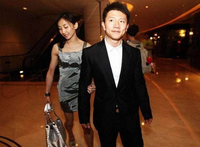 蹦床女神何雯娜现状：陪陈若琳追星，30岁嫩如少女却仍单身！