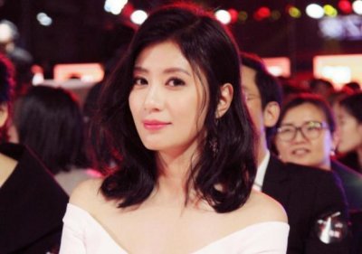 ​贾静雯罕见晒16岁长女近照，大赞女儿漂亮，为她感到骄傲！
