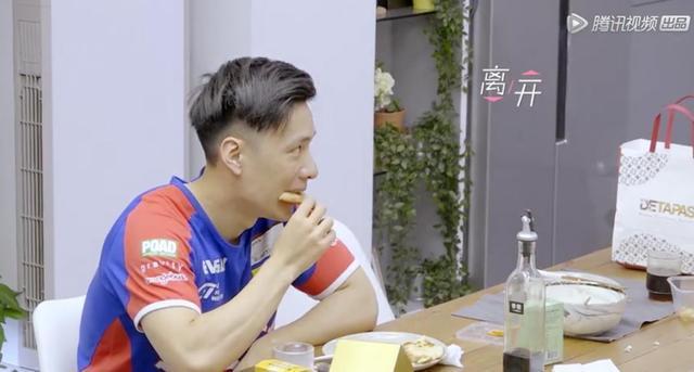 刘泽煊与向天歌肉麻，李君婕识趣离开，王靖雯的反应逗笑众人