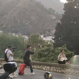 ​王俊凯帮杨紫拎包，这对姐弟俩好有爱，有谁注意了杨紫在干嘛？