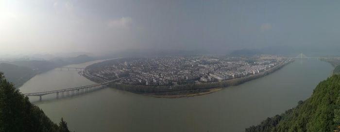 登上这座价值六百万元的白塔, 观阆中全景
