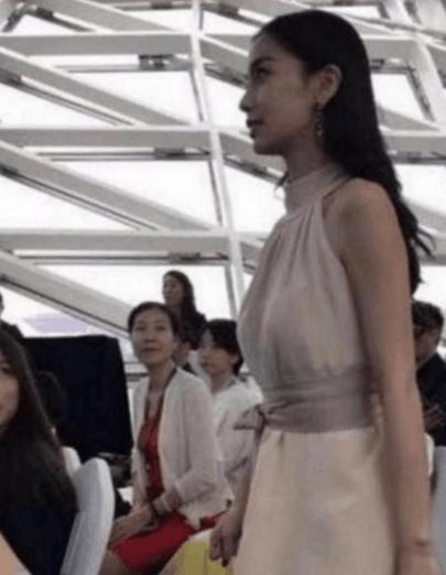 路人拍杨颖, 网友发现杨颖胸都快下垂到肚, 下垂原因你知道吗？