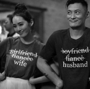 ​余文乐在婚礼上猛抱孩子 网友：是想当爸了吧！