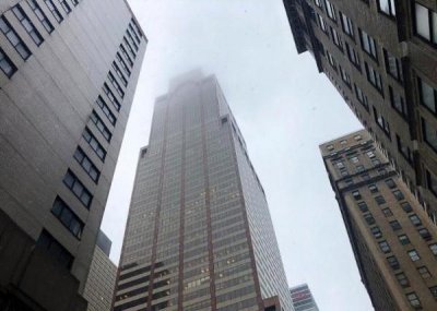 ​一架直升机在纽约曼哈顿54层办公楼楼顶坠毁，已致一人死亡