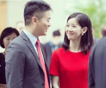 ​刘强东晒中学时期照众小伙伴认不出 网友：那时候奶茶妹还没出生