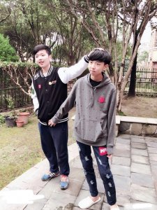 ​表面兄弟？4AM队员sy刚表示中立，接着就点赞支持老师傅，反水XDD