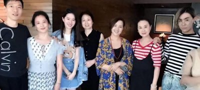 ​刘亦菲的妈妈有多神奇？比刘亦菲还美，结过两次婚至今单身