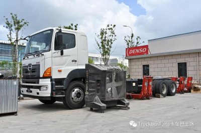 ​十年依旧是“新车”-进口日野700系列FY 8X4二类底盘实拍（上）