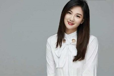 ​LOL电竞祖母小苍被结婚，苍发文怒斥：别乱写我还是单身！