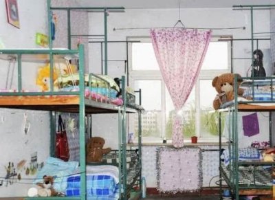 ​女教师查寝，初中生“裸睡”被抓，一掀开被子现场的人都笑了
