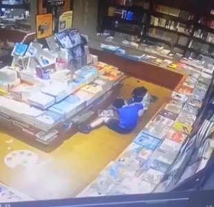 ​10岁男孩在图书馆猥亵5岁女童！监控视频曝光！其母：她是自愿的
