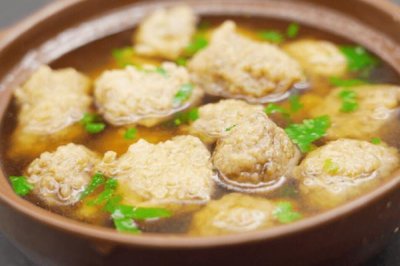 ​“汆”和“氽”看起来非常相似，意思却完全不同，用错会闹大笑话