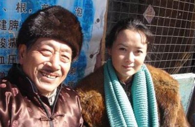 ​老夫少妻：31岁“北影女神”饶芯语，嫁68岁王奎荣，婚后生活幸福