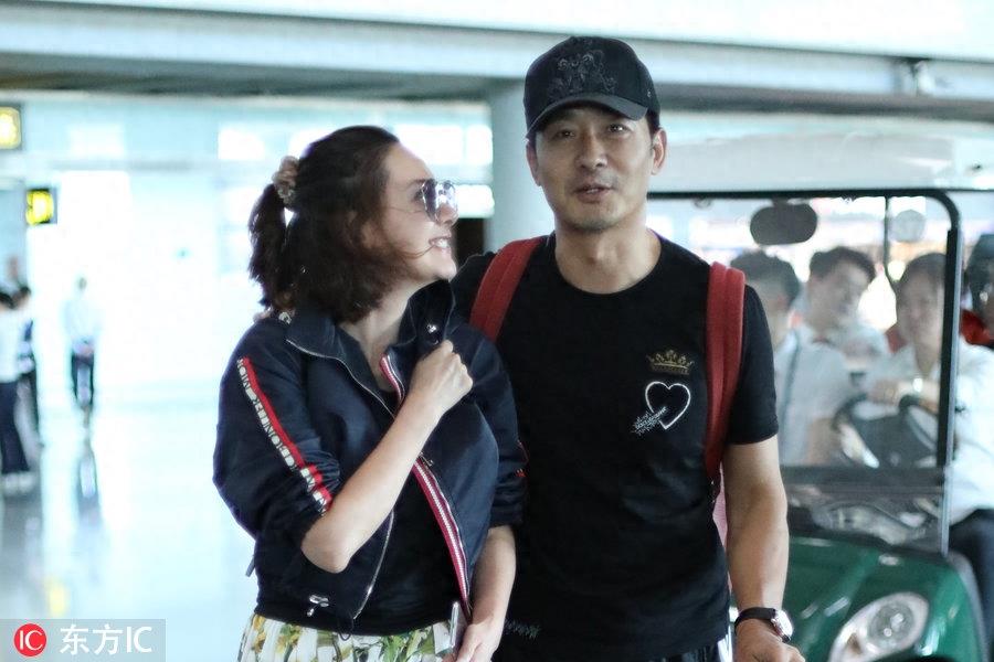 郭晓东终于敢与老婆程莉莎秀恩爱了，不仅甜蜜对视还亲昵搂肩