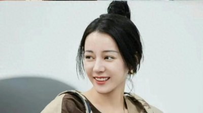 ​迪丽热巴的素颜之美：自然与真实的魅力