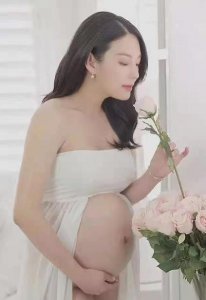 ​张雨绮孕期照罕见曝光！穿家居服挺大肚身材火辣，豪宅内景好奢华