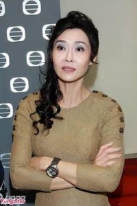 ​翁虹：从风月女星到慈善先锋的逆生长人生故事