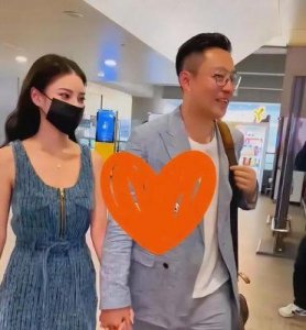 ​汪小菲携马筱梅攀香山甜蜜挽手高调撒糖