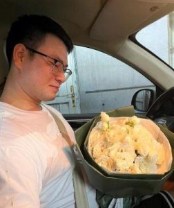 ​台湾花花与音乐人陈熙浪漫求婚，幸福时刻感动落泪