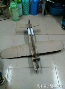 ​自己用硬纸板制作的二战野马P51飞机模型