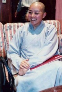 ​曾与林青霞齐名，曾与成龙陷入“短信门”风波，如今51岁却仍孤身一人
