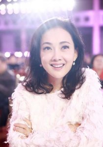 ​44岁牛莉在娱乐圈零绯闻，老公背景雄厚恩爱20年，女儿很霸气