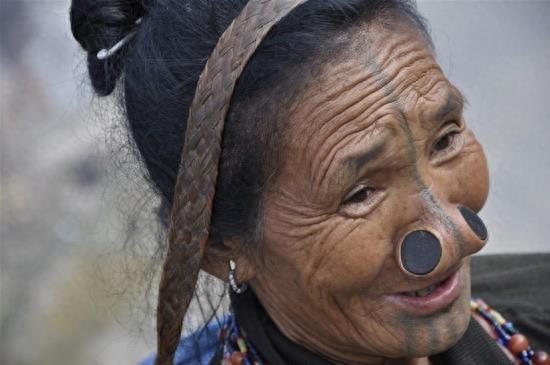 直击：世界上那些隐秘的民族，小人族、美女族、龙虾族