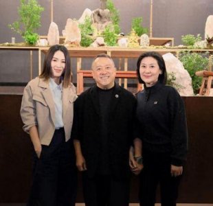 ​午马遗孀难得现身，与友人一同出现电影院