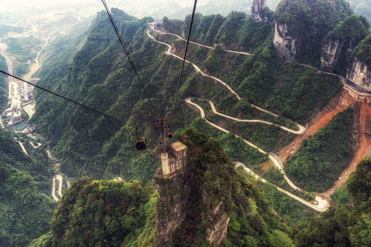 张家界位于湖南西北部，是中国最重要的旅游城市之一