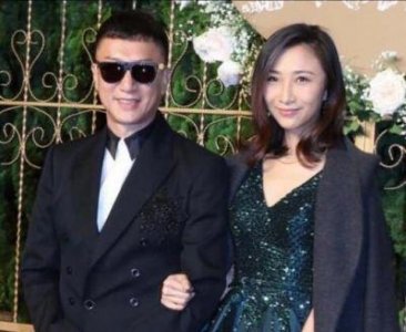 ​罕见同框！孙红雷与丁嘉丽20年前的合影曝光，两人依偎在一起，尽显默契与般配