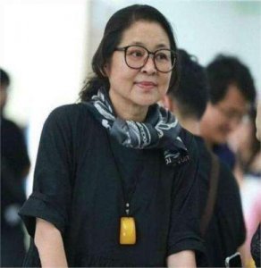 ​65岁倪萍突发意外，上楼时不幸摔骨折腿