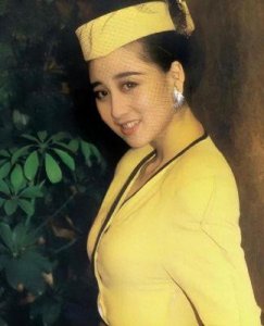 ​李连杰24岁长女登VOGUE，身形纤细不敌利智魅力