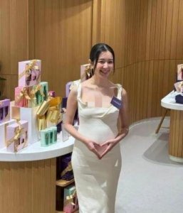 ​2015港姐12强揭晓：麦明诗泳装走光引发热议，成为夺冠热门