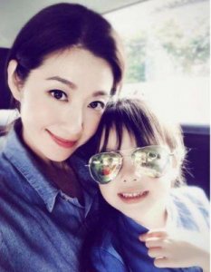​王浩信与陈自瑶的女儿曝光，两人在女儿毕业典礼上共同出席