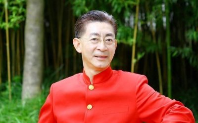 ​六小龄童晒一家三口合照，娇妻风韵犹存，29岁女儿与自拍差很大