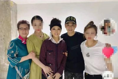 ​59岁吴琼带小15岁老公聚餐，甜蜜依偎大秀恩爱，婆婆喝酒对瓶吹