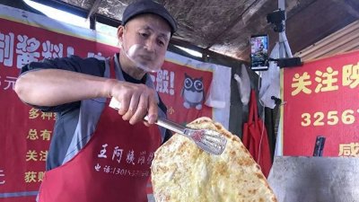 ​51岁大叔卖鸡蛋灌饼月入三万，还买了两套房！网友：我们又输了！