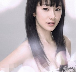 ​她是央视“当家花旦”，因《雪豹》更红，集脱俗与妩媚，她的老公