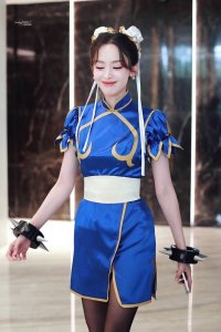 ​娜扎一身蓝色旗袍cos春丽 身材纤长低头浅笑
