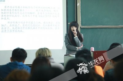 ​“如果我有这样的老师”系列又来了 重庆高校老师撞脸Lisa学生组团蹭课