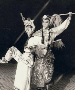 ​悲惨惠天赐：坐在沙发上，对着电视，死亡9天无人知