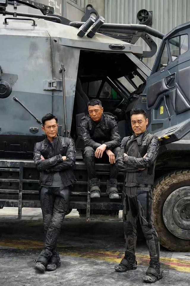古天乐西装黑白写真（51岁古天乐穿黑色皮衣好帅）(6)