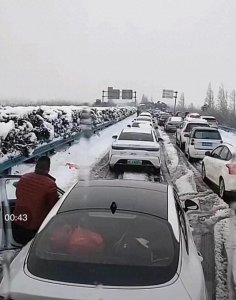 ​救援力量不足？被困者亲自出手，拯救雪后世界