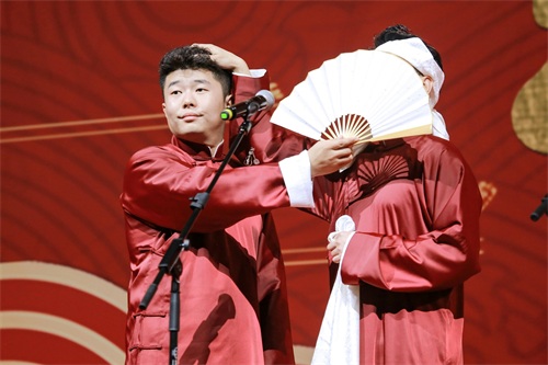 孟鹤堂玫瑰园长跪不起，孟鹤堂疼得站不住