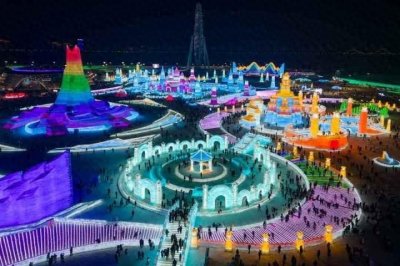 ​哈尔滨冰雪大世界退票事件引热议，游客与管理方观点两极分化